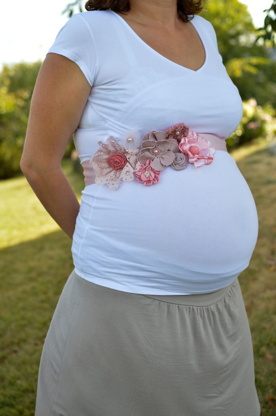 Ceinture de fleurs en tissus et perles sur ruban, tons roses, pour femme ou petite fille