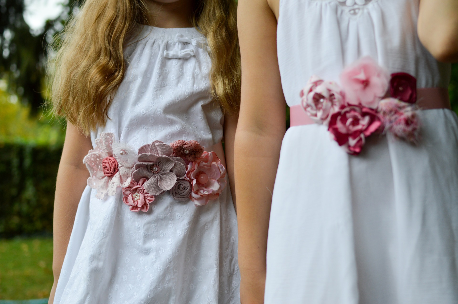 2 ceintures avec fleurs en tissus et perles sur ruban, tons roses, pour femme ou petite fille