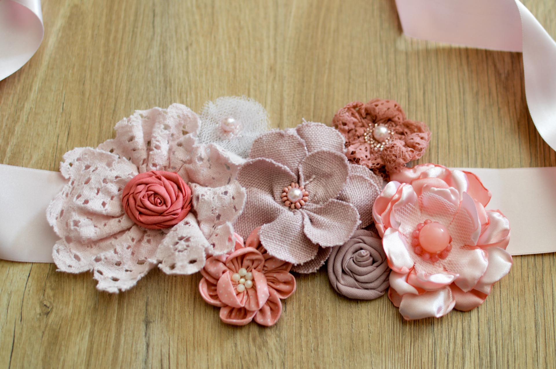 Ceinture de fleurs en tissus et perles sur ruban, tons roses, pour femme ou petite fille