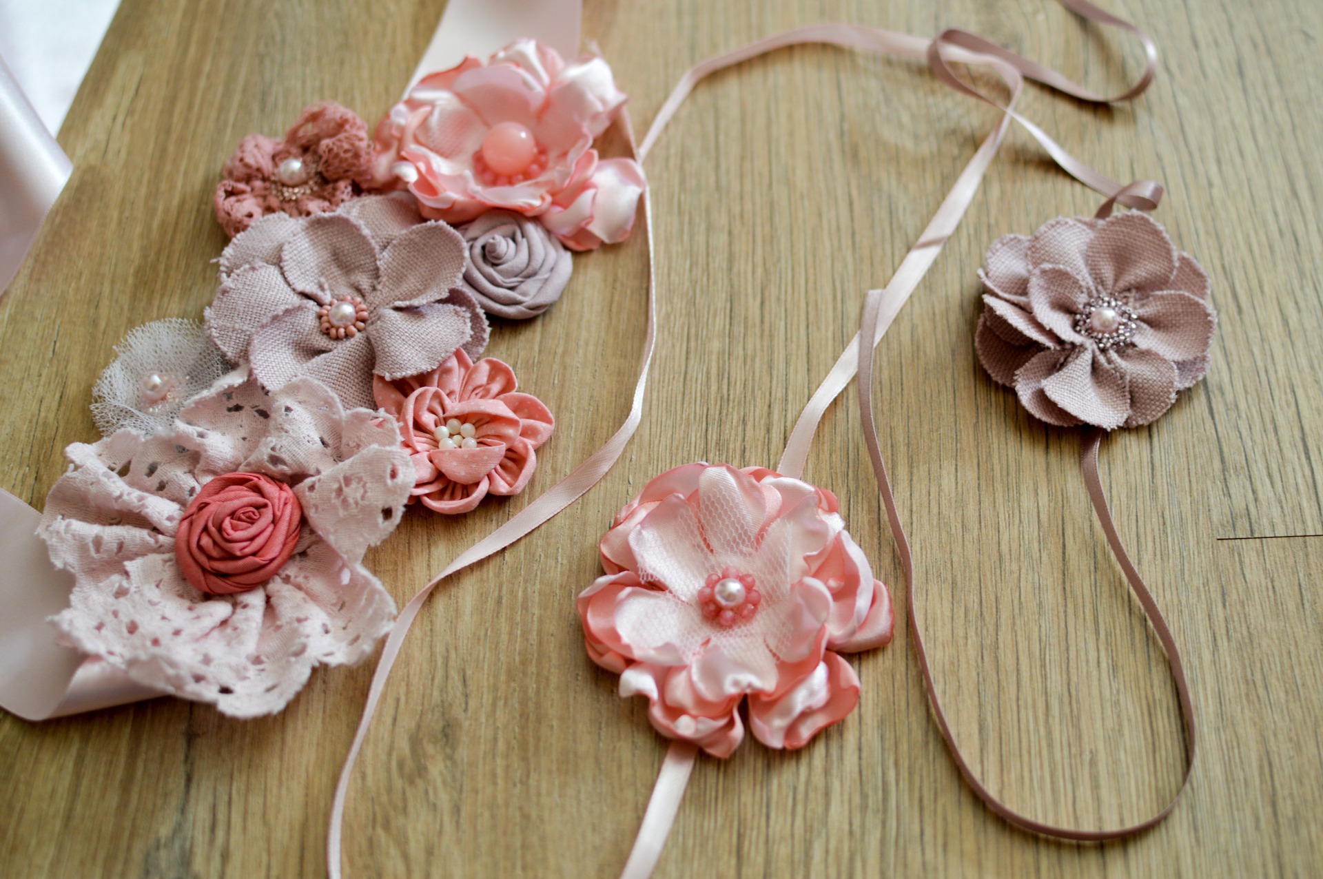 Ceinture et headbands à fleurs en tissus et perles sur ruban, tons roses, pour femme ou petite fille
