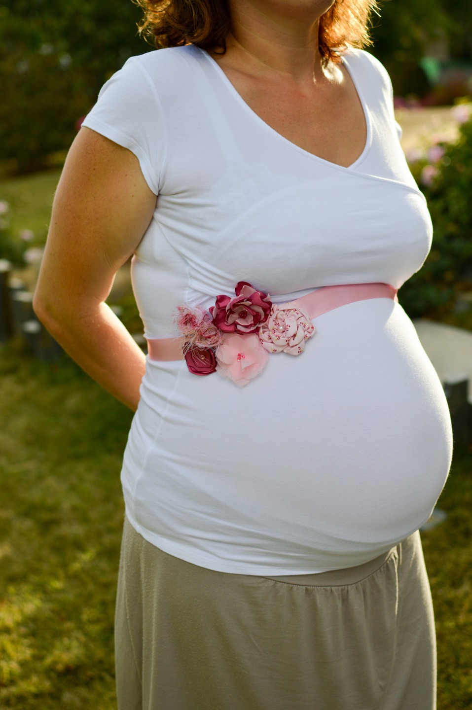 Ceinture de fleurs en tissus et perles sur ruban, tons roses, pour femme ou petite fille