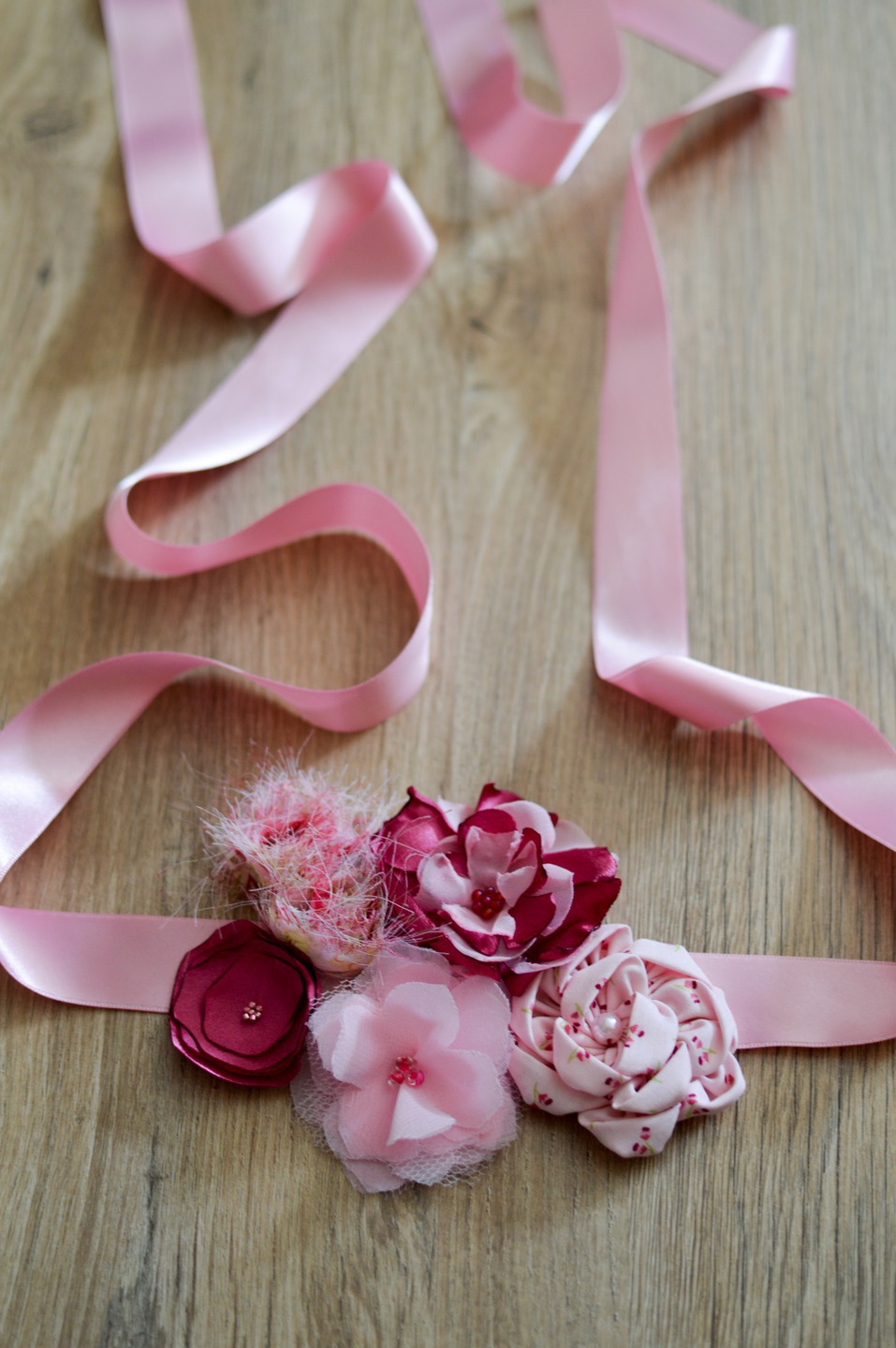 Ceinture de fleurs en tissus et perles sur ruban, tons roses, pour femme ou petite fille