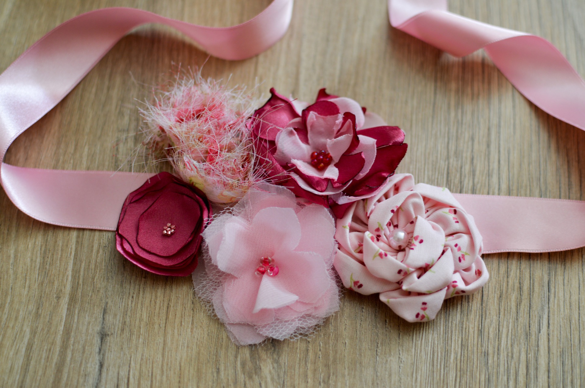 Ceinture de fleurs en tissus et perles sur ruban, tons roses, pour femme ou petite fille