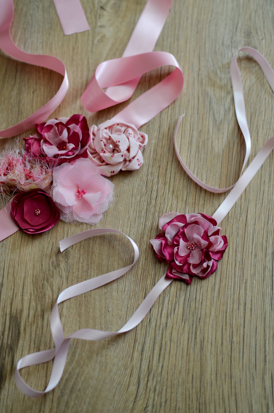 Ceinture et headband à fleurs en tissus et perles sur ruban, tons roses, pour femme ou petite fille