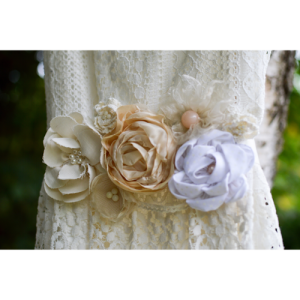 Ceinture de fleurs en tissus et perles sur ruban, écru et ivoire, pour femme ou petite fille