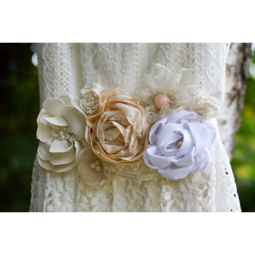 Ceinture de fleurs en tissus et perles sur ruban, écru et ivoire, pour femme ou petite fille