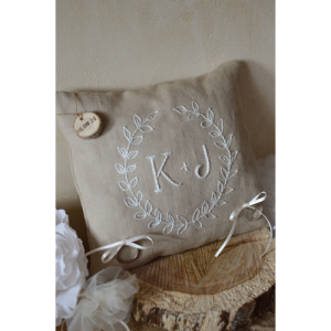 Coussin d'alliances Bohème artisanal, personnalisable en lin , brodé d’une couronne de feuilles (écru)