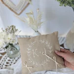 Coussin d'alliances personnalisable en lin , brodé d’une couronne de feuilles (écru)