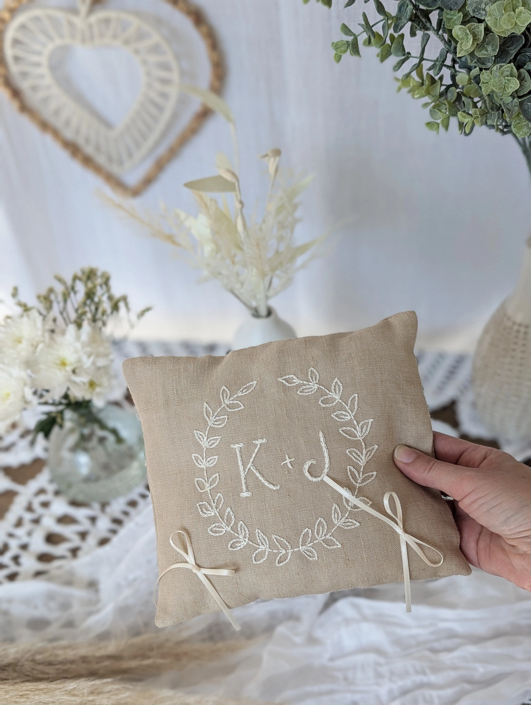 Coussin d'alliances personnalisable en lin , brodé d’une couronne de feuilles (écru)