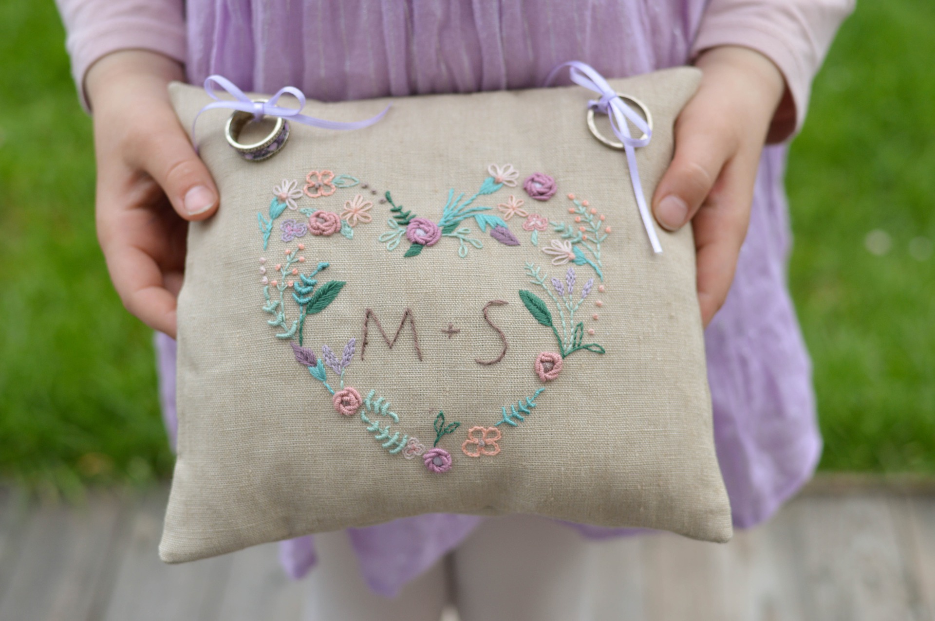 Coussin d’alliances en lin, brodé de fleurs (mauve, violet, rose, saumon, vert) et personnalisable