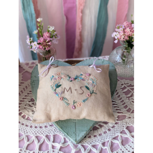 Coussin d'alliances Cœur floral en lin, brodé de fleurs (mauve, violet, rose, saumon, vert) et personnalisable