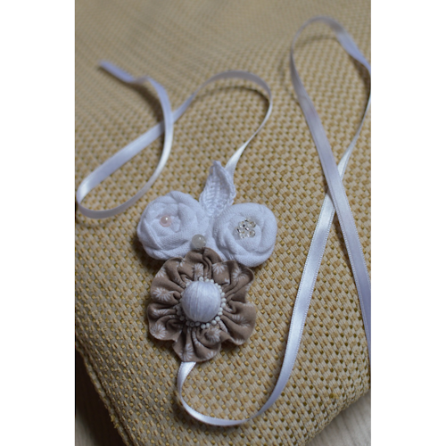 Headband à fleurs en tissus et perles blanc, marron et rose pâle pour bébé et petite fille