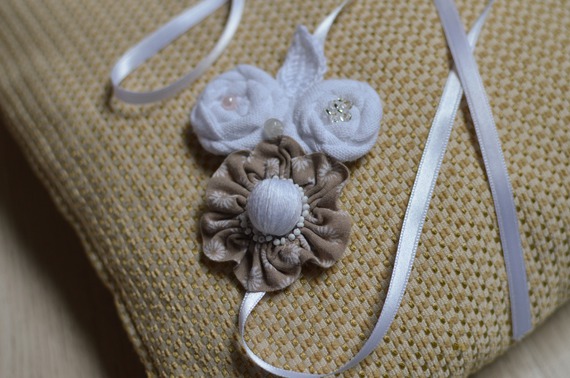 Headband à fleurs en tissus et perles blanc, marron et rose pâle pour bébé et petite fille
