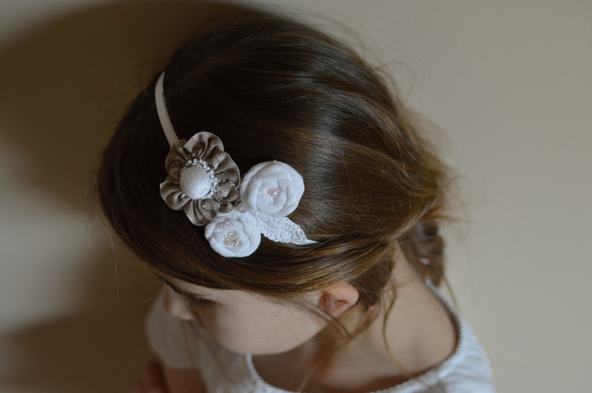 Headband à fleurs en tissus et perles blanc, marron et rose pâle pour bébé et petite fille