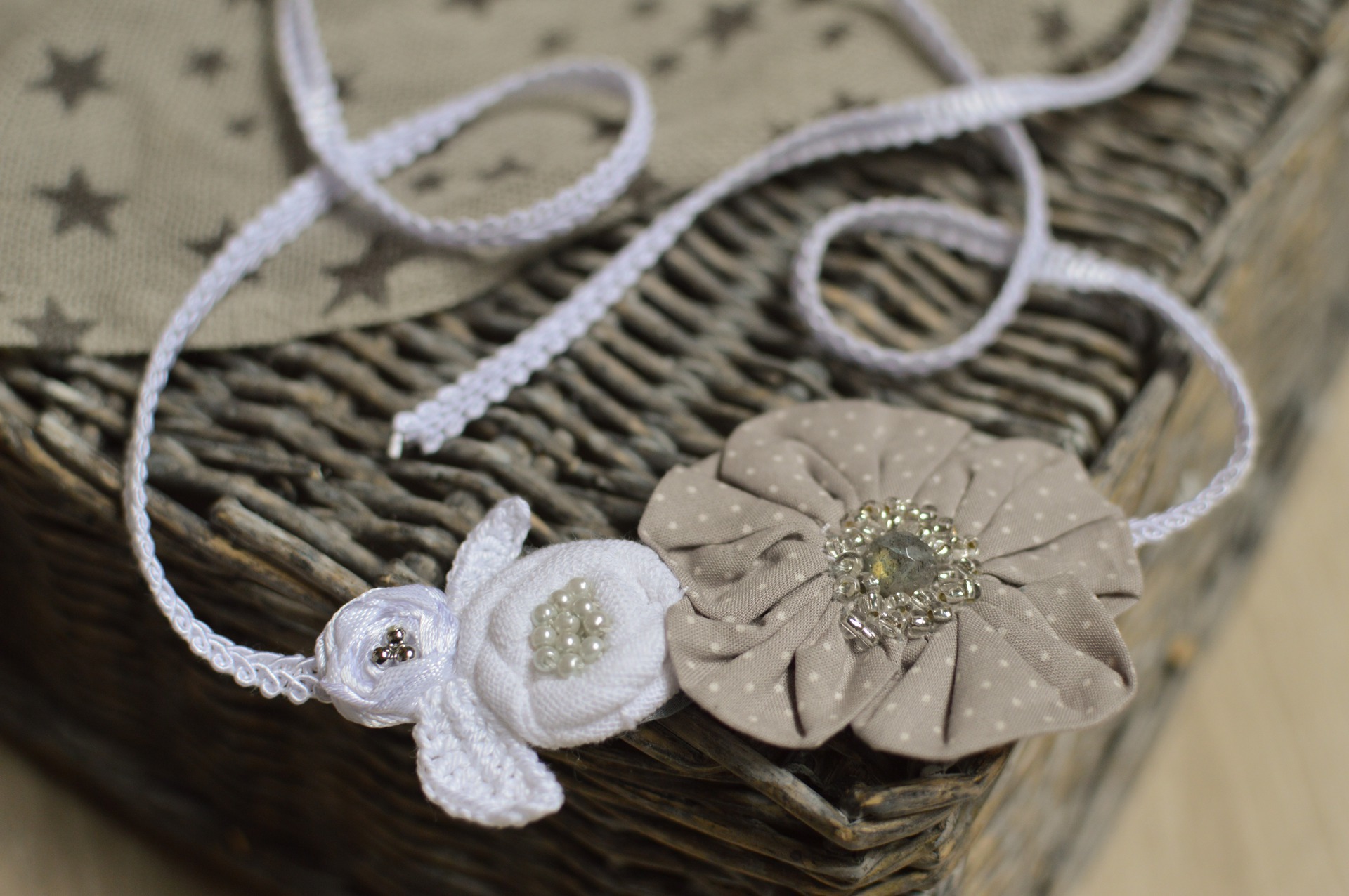 Headband à fleurs en tissus et perlesgris taupe et blanc pour bébé et petite fille