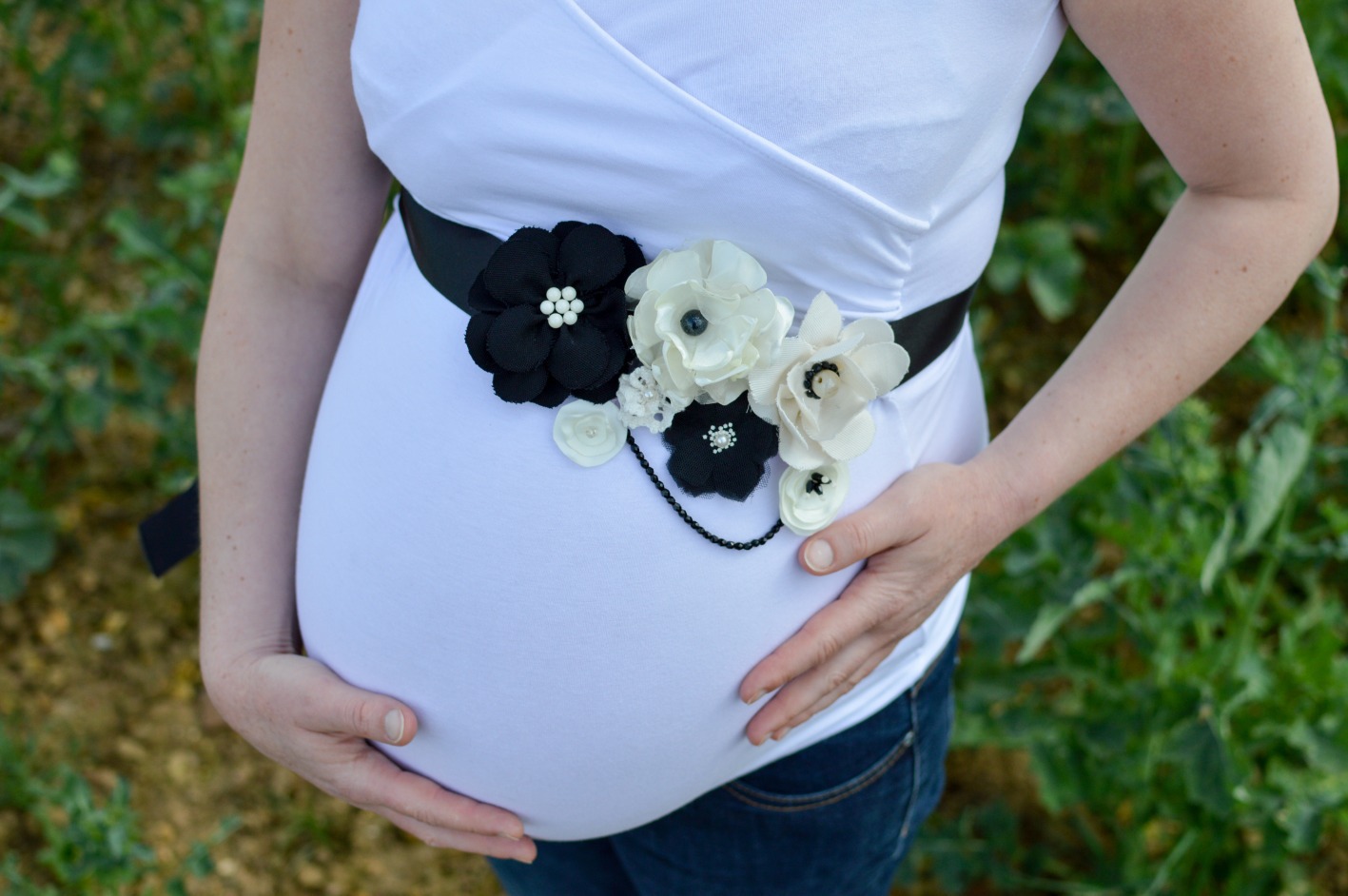 Ceinture de fleurs en tissus et perles sur ruban, noir et crème, pour femme ou petite fille