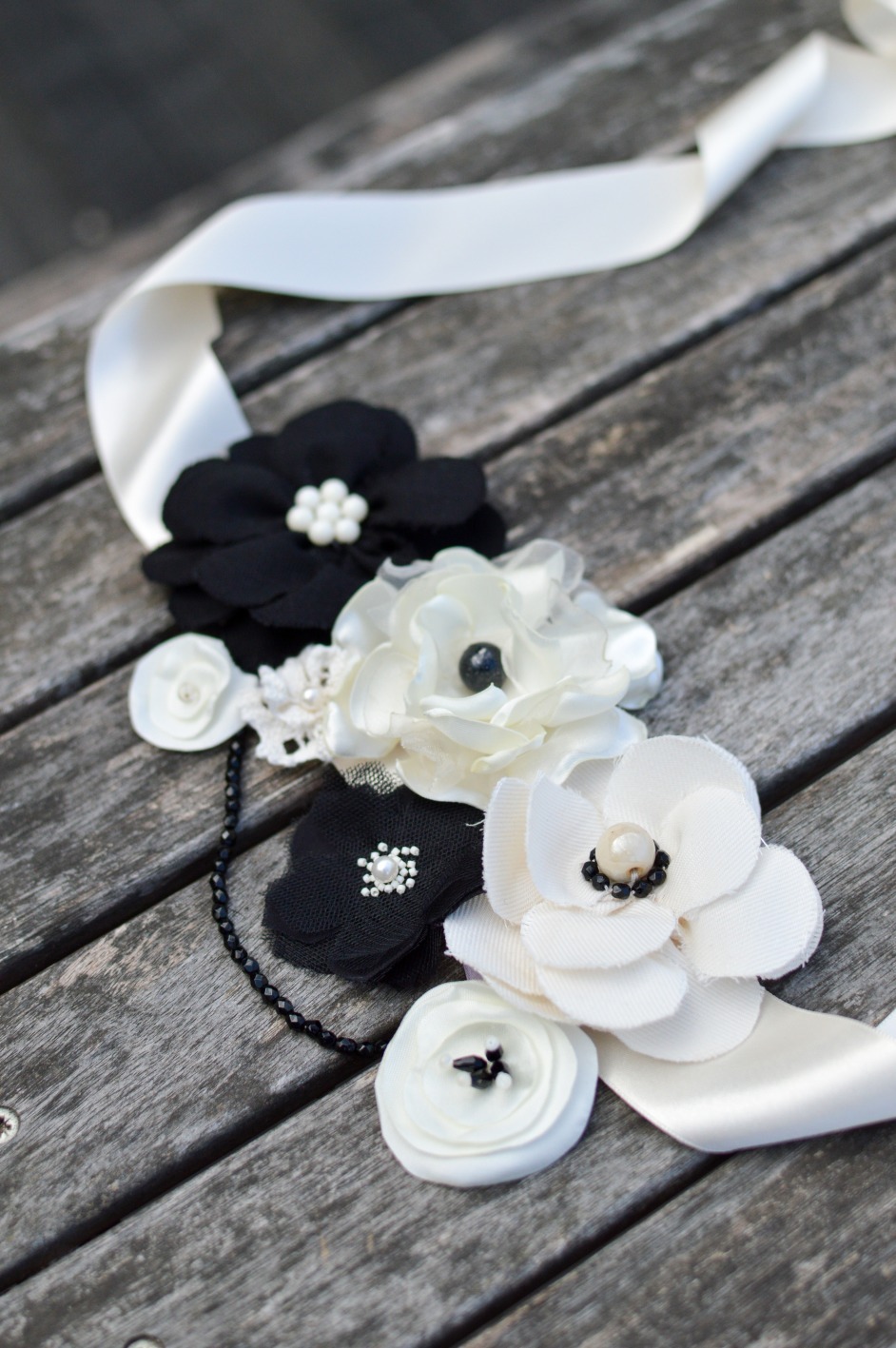 Ceinture de fleurs en tissus et perles sur ruban, noir et crème, pour femme ou petite fille