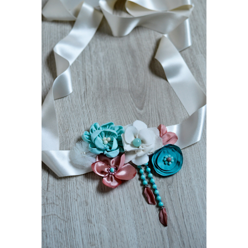 Ceinture de fleurs en tissus et perles sur ruban, écru, pêche et bleu turquoise pour femme ou petite fille