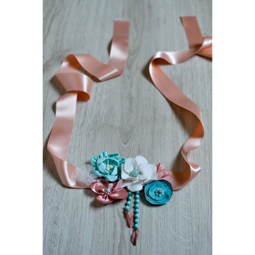Ceinture de fleurs en tissus et perles sur ruban, écru, pêche et bleu turquoise pour femme ou petite fille