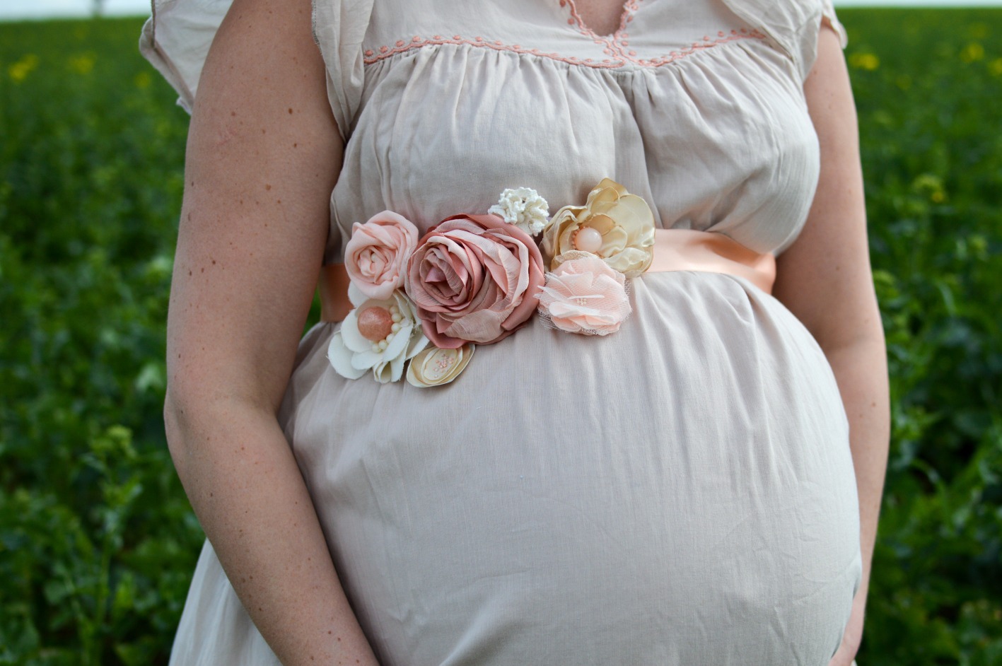 Ceinture de fleurs en tissus et perles sur ruban, beige et rose, pour femme ou petite fille