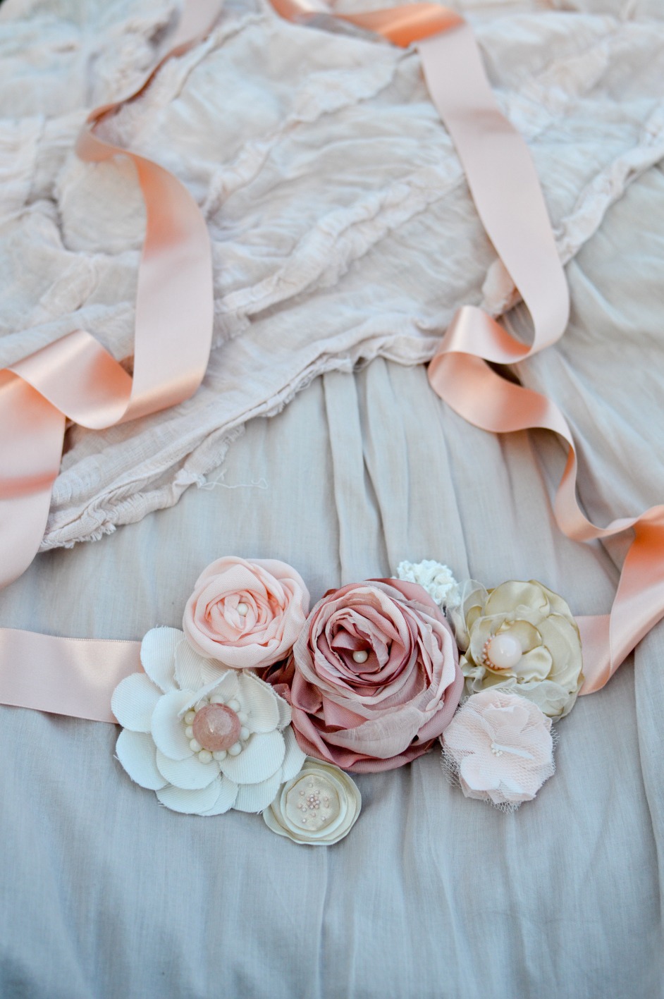 Ceinture de fleurs en tissus et perles sur ruban, beige et rose, pour femme ou petite fille