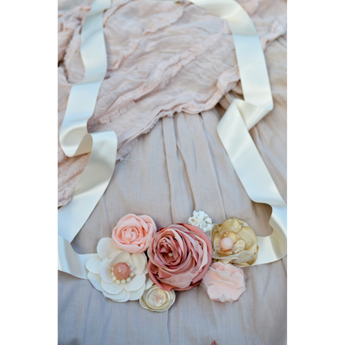 Ceinture de fleurs en tissus et perles sur ruban, beige et rose, pour femme ou petite fille