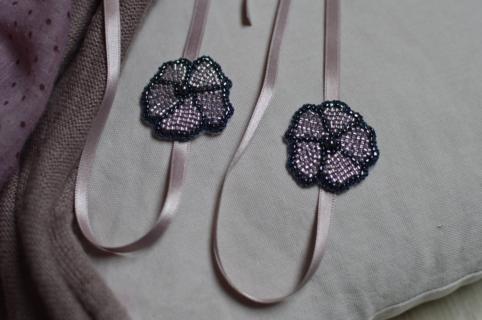2 Headbands à fleur brodés de perles mauve et noir bleuté pour bébé et petite fille