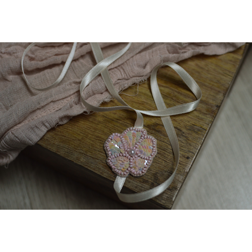 Headband à fleur brodé de perles et paillettes rose et blanc pour bébé et petite fille
