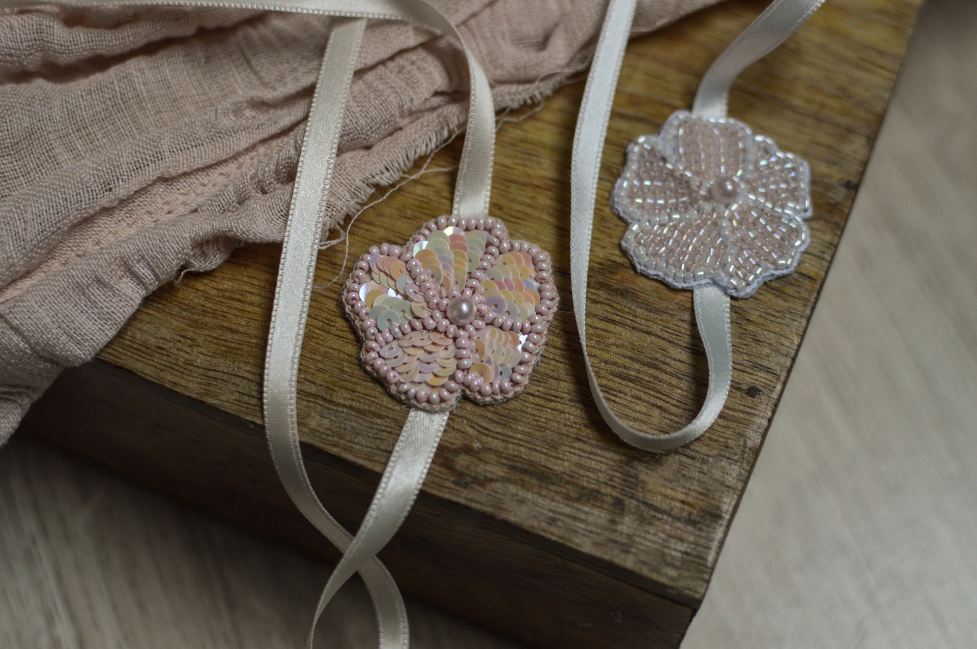 2 Headbands à fleur brodés de perles ou paillettes rose et blanc pour bébé et petite fille