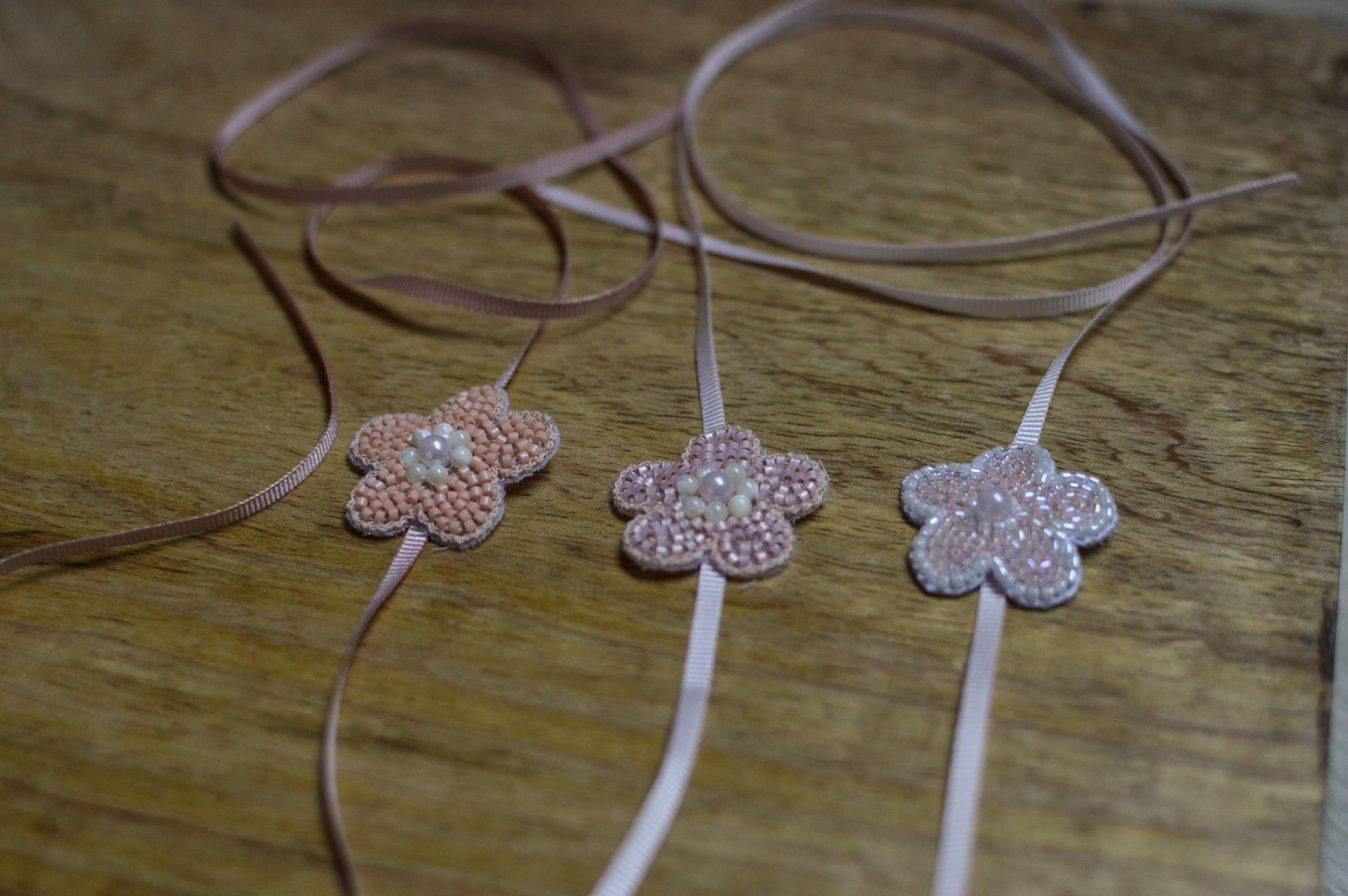 3 Headbands à fleur brodés de perles, pêche, rose et blanc pour bébé et petite fille