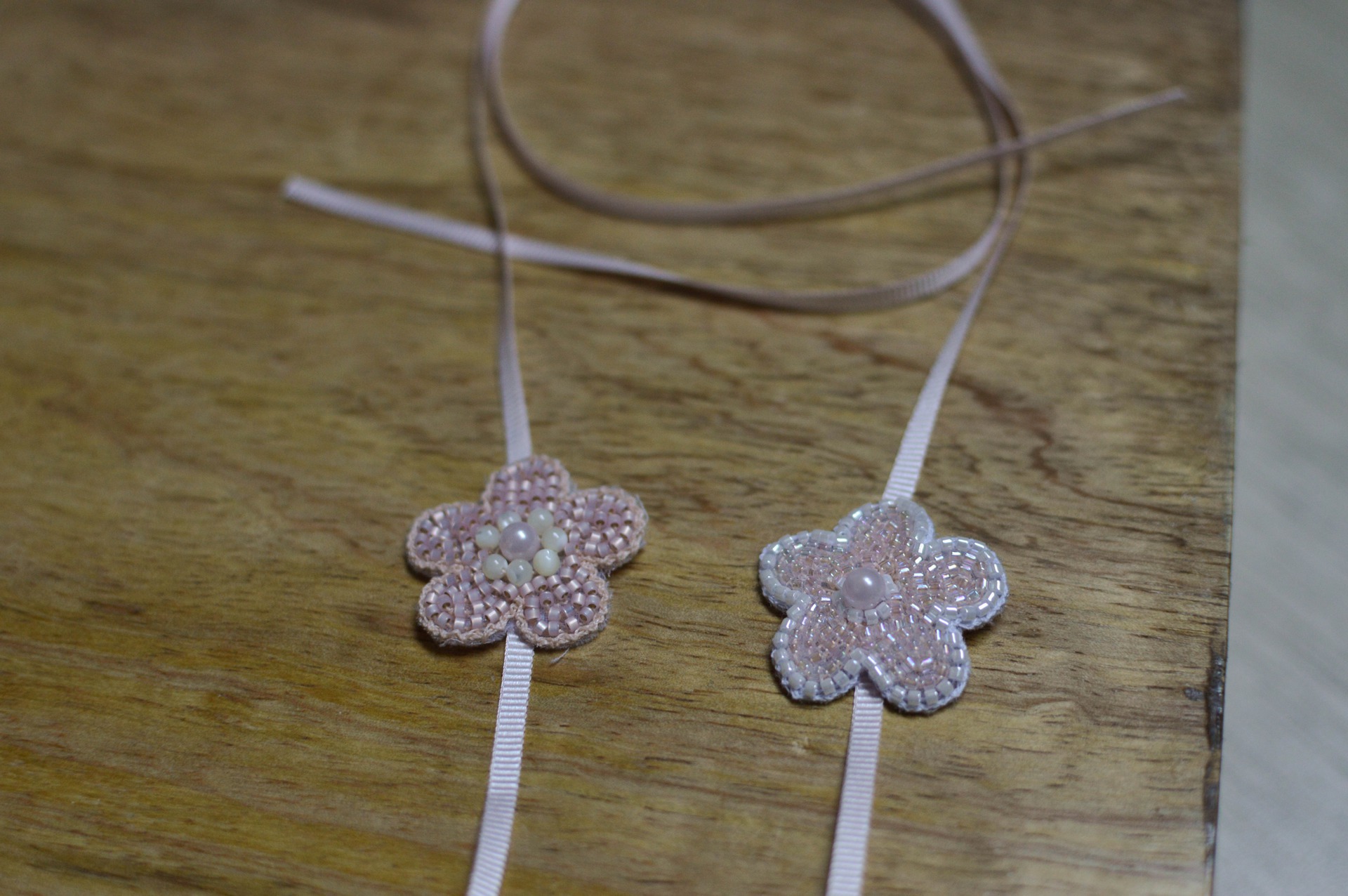 2 Headbands à fleur brodés perles rose et blanc pour bébé et petite fille