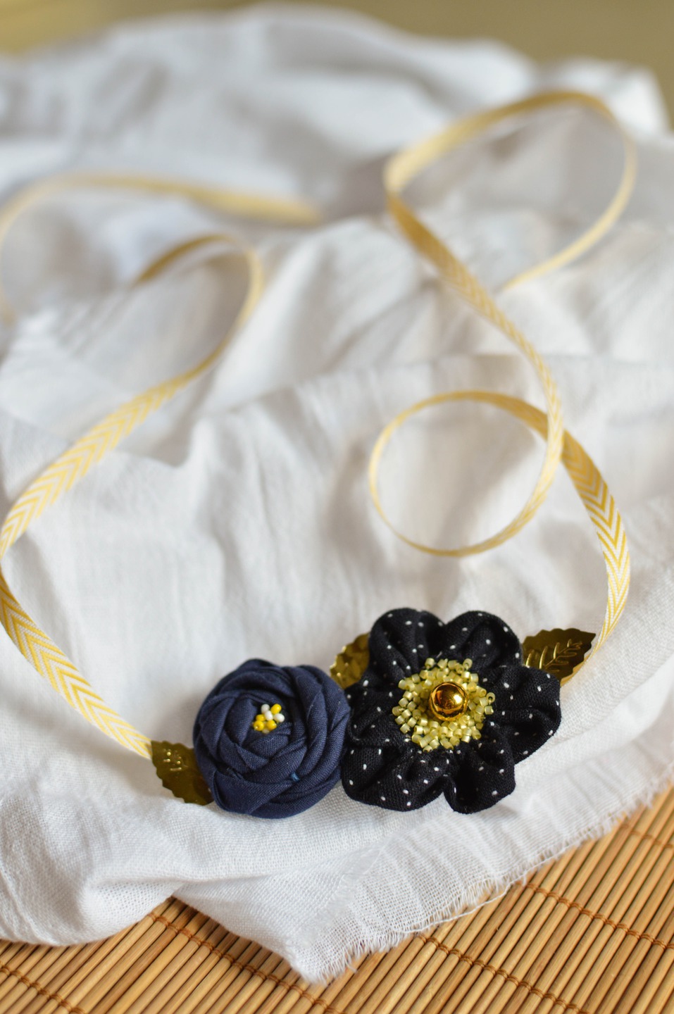 Headband à fleur en tissus et perles bleu, jaune, doré et blanc pour bébé et petite fille