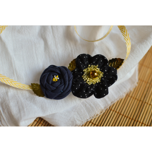 Headband à fleur en tissus et perles bleu, jaune, doré et blanc pour bébé et petite fille