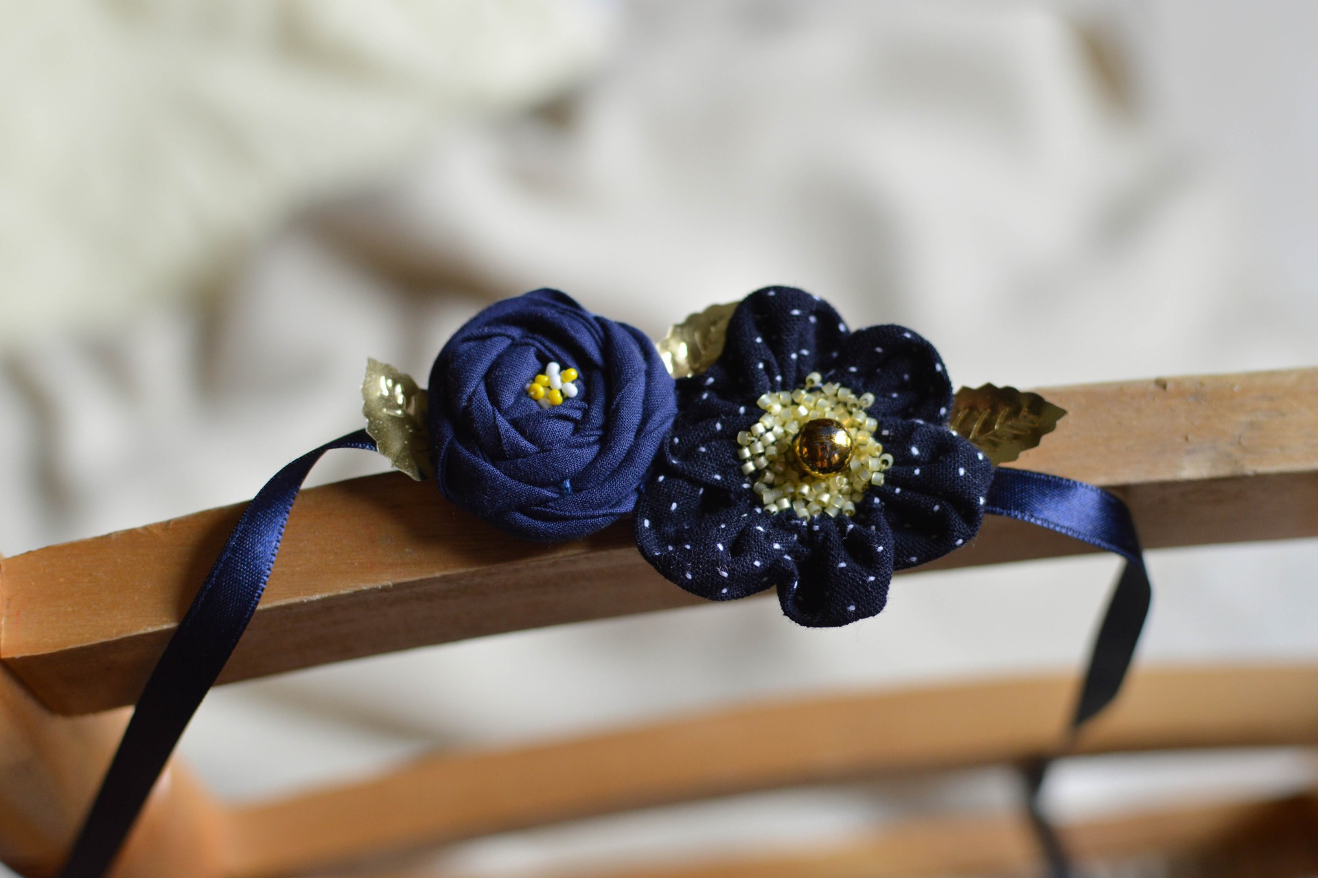 Headband à fleur en tissus et perles bleu, jaune, doré et blanc pour bébé et petite fille