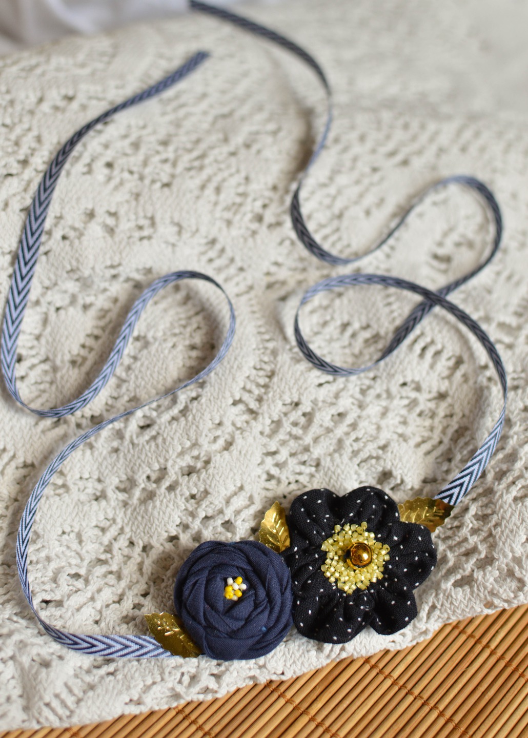 Headband à fleur en tissus et perles bleu, jaune, doré et blanc pour bébé et petite fille