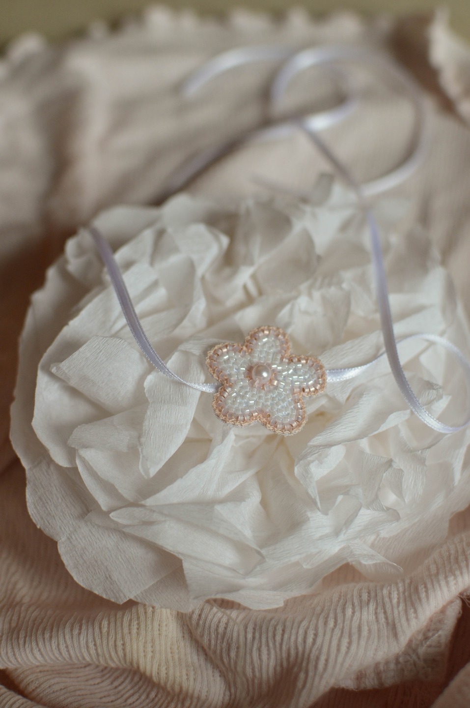 Headband à fleur brodé perles rose, pêche et blanc pour bébé et petite fille