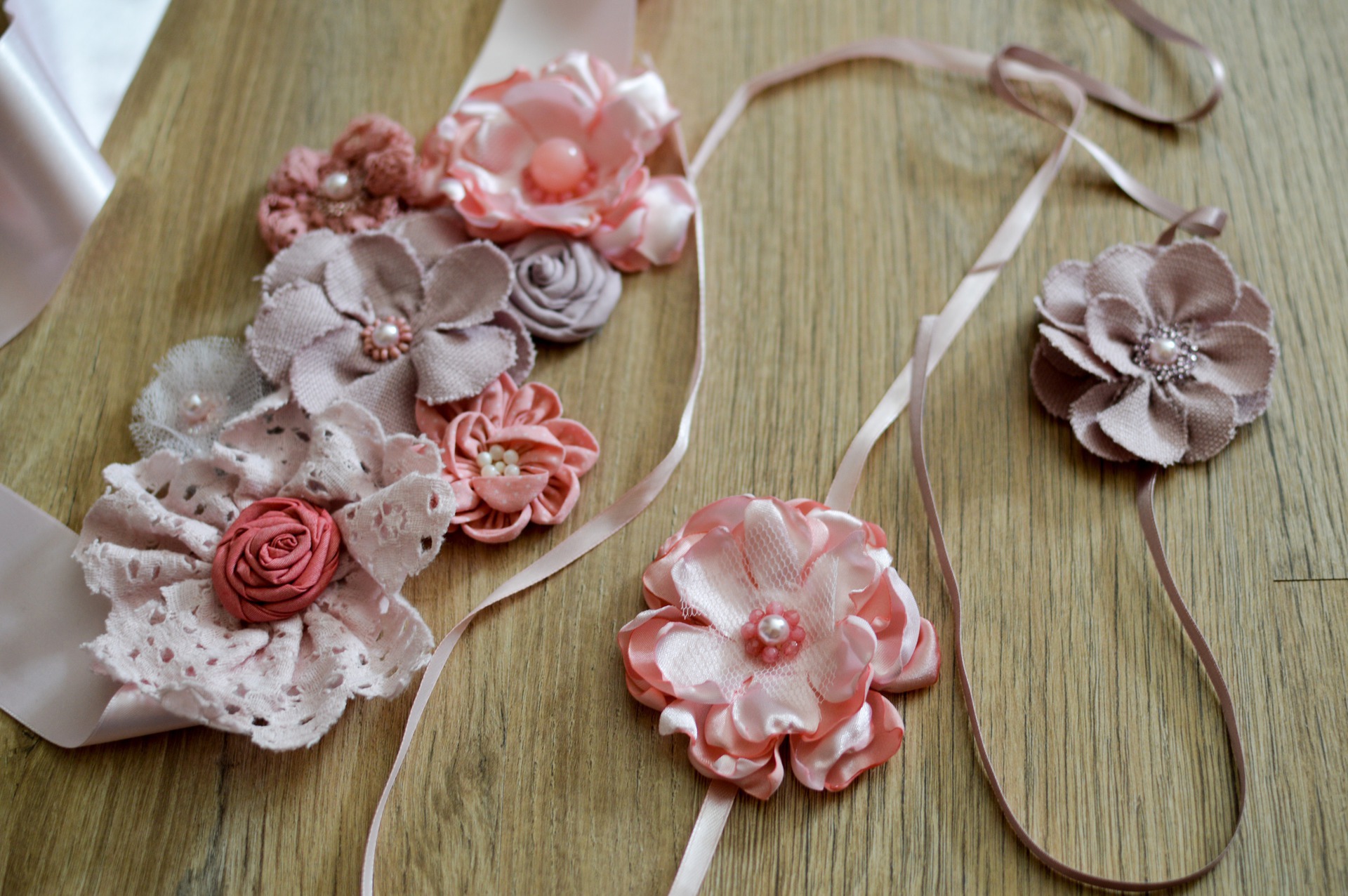 Ceinture et headband à fleurs en tissus et perles rose, violet pour petite fille et femme