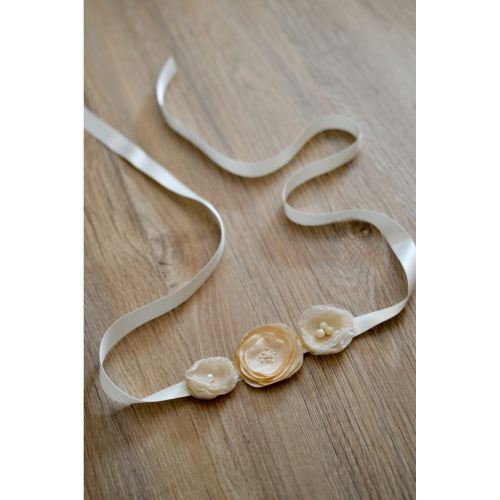 Headband à fleurs en tissus et perles crème et saumon pour bébé et petite fille