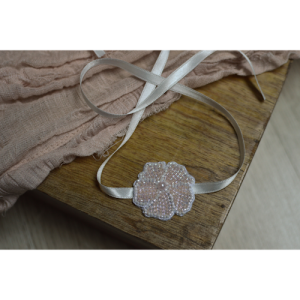 Headband brodé de perles blanches et roses pour bébé ou petite fille