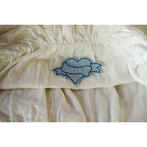 Cœur brodé personnalisable « Quelque chose de bleu » pour robe de mariée