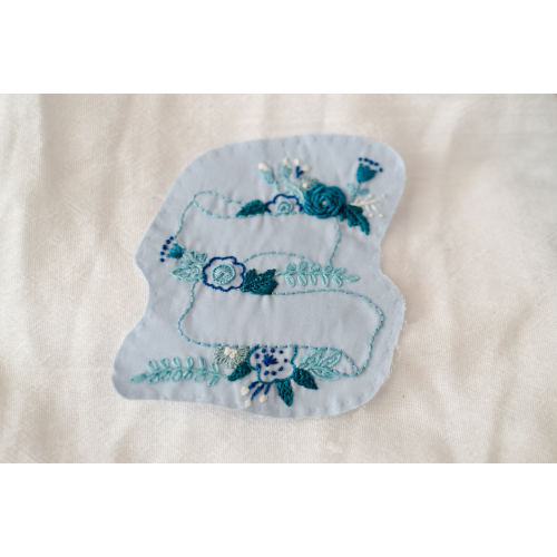 Bannière fleurie « Quelque chose de bleu » broderie pour robe de mariée