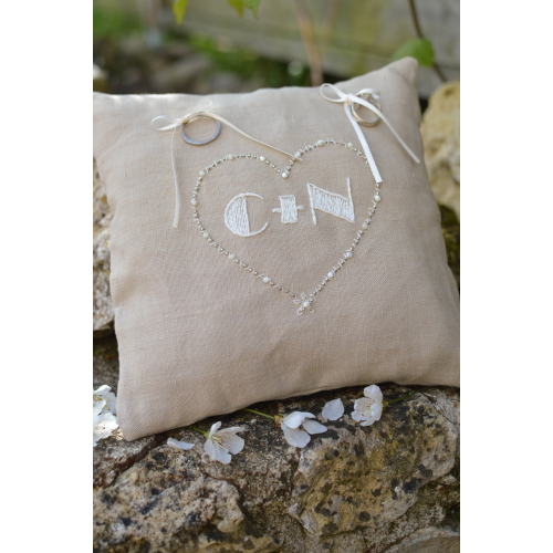Coussin d'alliances Elégant personnalisable en lin, avec cœur brodé (écru et vieil or)
