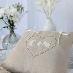 Coussin d’alliances personnalisable en lin, avec cœur brodé écru et saumon clair