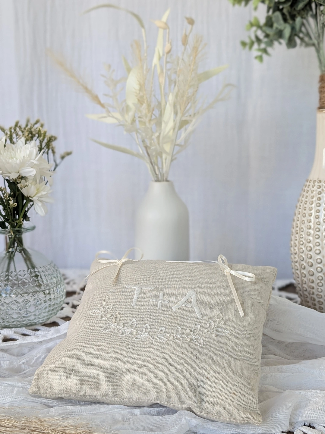 Coussin d’alliances en lin, personnalisable, avec feuillage brodé (écru)