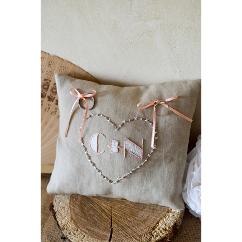 Coussin d’alliances moderne chic personnalisable en lin, avec cœur brodé écru et saumon clair