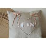 Coussin d’alliances personnalisable en lin, avec cœur brodé écru et saumon clair