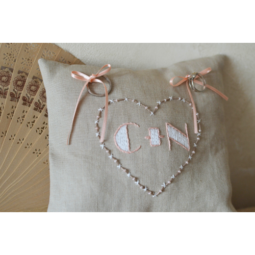 Coussin d’alliances personnalisable en lin, avec cœur brodé écru et saumon clair
