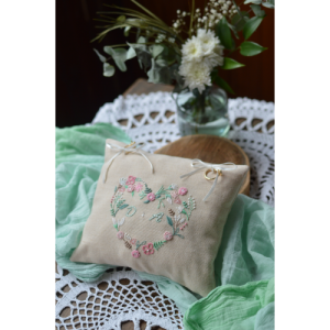 Coussin d’alliances en lin, brodé de fleurs (rose, écru, vert et marron) et personnalisable