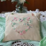 Coussin d’alliances en lin, brodé de fleurs (rose, écru, vert et marron) et personnalisable