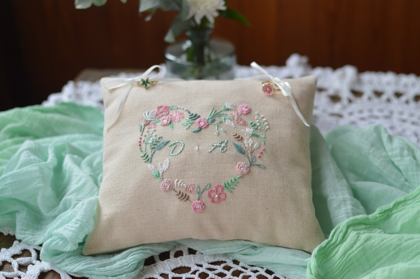 Coussin d’alliances en lin, brodé de fleurs (rose, écru, vert et marron) et personnalisable